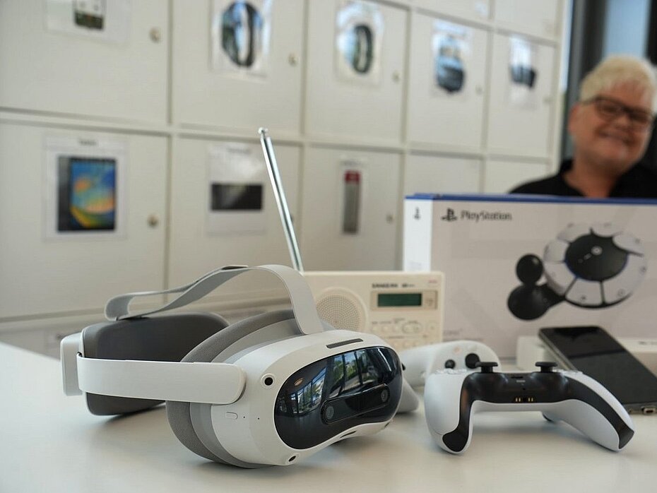 Eine VR-Brille und ein Controller liegen auf einem Tisch