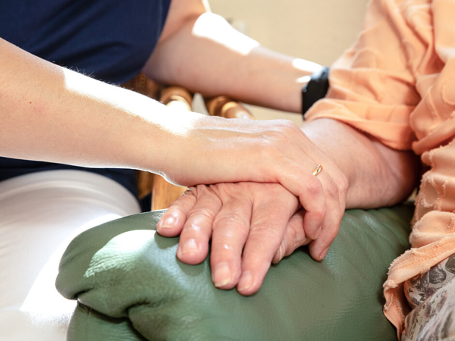 Hände halten sich gegenseitig