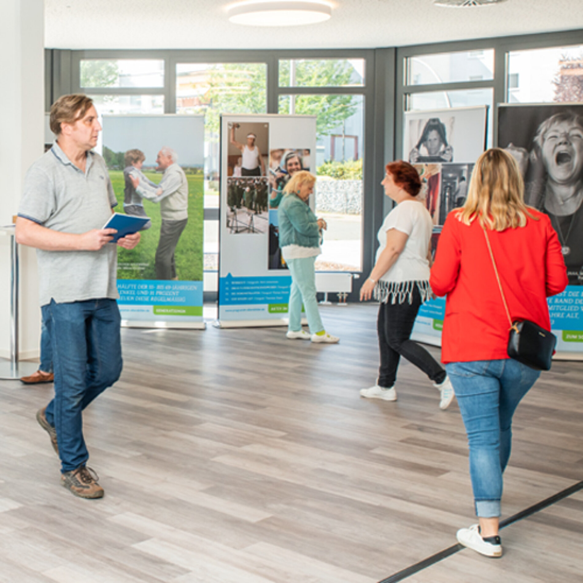 Mehrere Besucher*innen in der Eingangshalle des MCZ